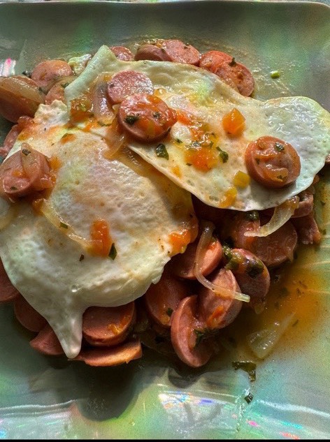 Salchicha con huevos estrellados